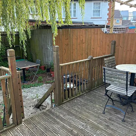 Spacious 2 Bedroom House With Garden London Exterior photo