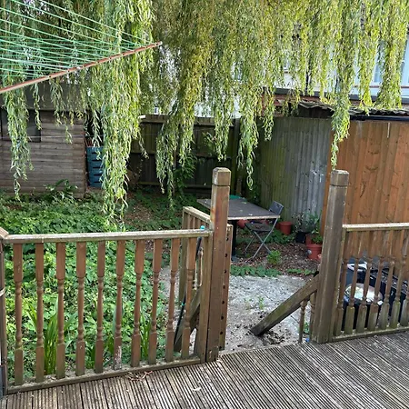 Spacious 2 Bedroom House With Garden London Exterior photo