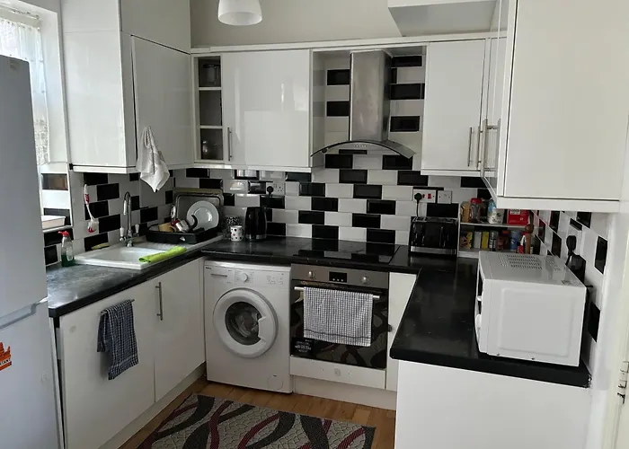 Spacious 2 Bedroom House With Garden
