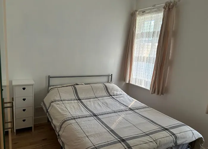 Spacious 2 Bedroom House With Garden